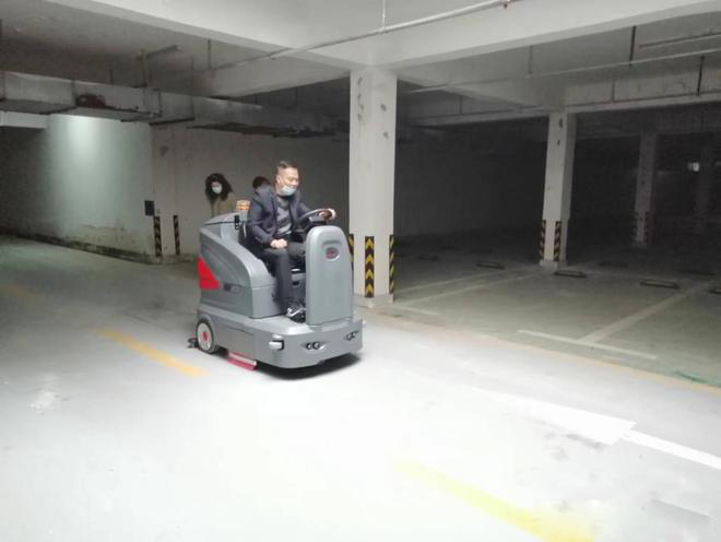三明小区物业保洁不用人力改用驾驶式洗地机了